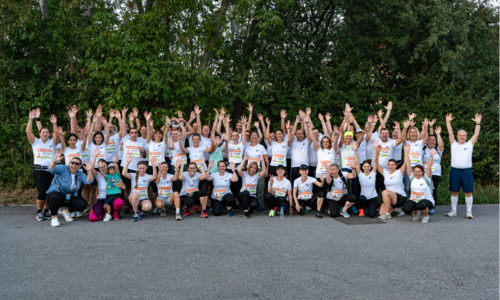 Gruppenfoto von über 40 Menschen bei einer Laufveranstaltung