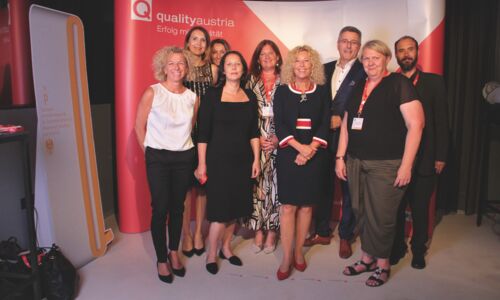 Gruppenfoto bei der Verleihung vom Qualitätssiegel für soziale Unternehmen