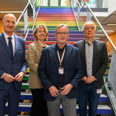 Auf dem Foto sieht man Landesrat Christian Dörfel, Edith Zankl (IV Sozialunternehmen),  Josef Pürmayr (Sozialplattform OÖ), Christian Stark (FH OÖ - Campus Linz)