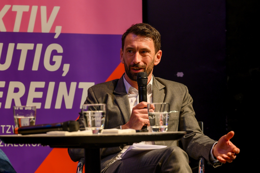 Auf dem Bild sieht man Stefan Thurner