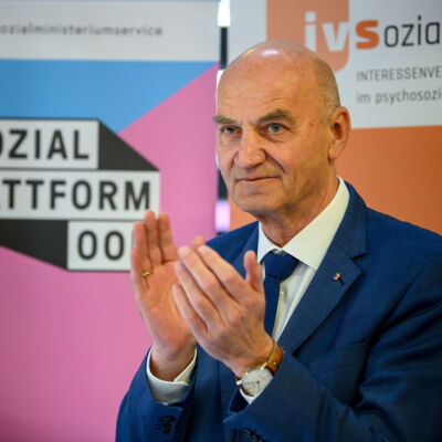 Landesrat Christian Dörfel klatscht bei der Karrieremesse Sozialwirtschaft
