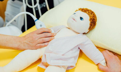 Eine Puppe wird mit Ultraschall untersucht