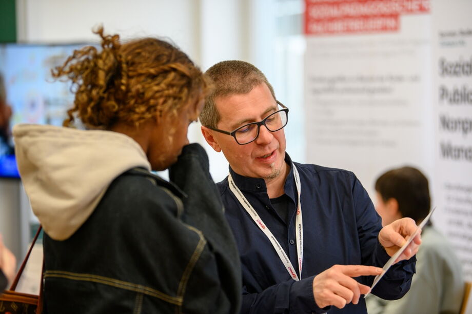 Die Connect mit den vielen Beratungsangeboten ist ein idealer Wegweiser für Sozialberufe (c) Nell Leidinger Bild von der Karrieremesse Sozialwirtschaft in Oberösterreich, der Infoveranstaltung für Sozialberufe. Ein Mann berät eine junge Frau