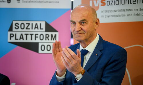 Landesrat Christian Dörfel klatscht bei der Karrieremesse Sozialwirtschaft