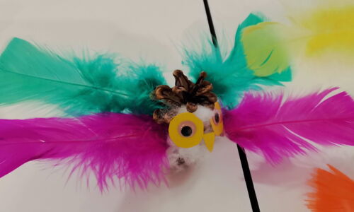 Man sieht eine selbst gebastelte bunte Eule
