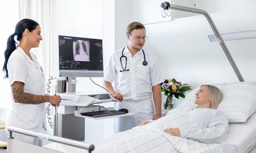 Visite am Krankenbett einer jungen Frau