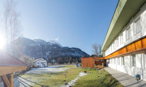 Bild von einem Haus mit Blick auf die Berge