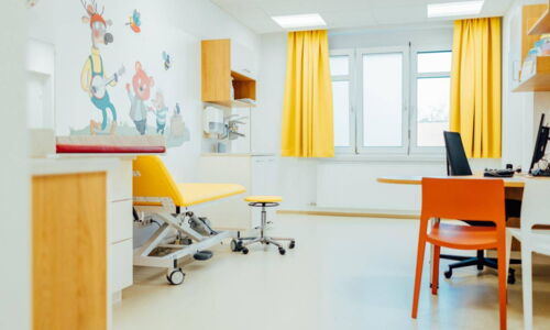 Ein freundlicher, in der Farbe gelb gehaltener Praxisraum