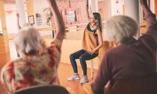 ältere Menschen machen Sitzyoga