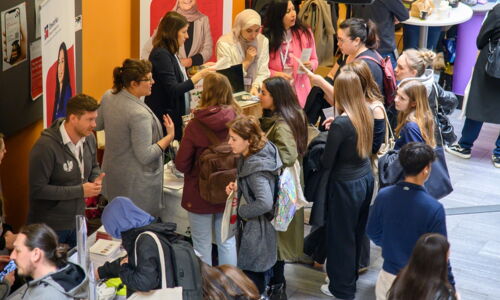 Hier sieht man Frauen und Männer, die sich auf den Infoständen der sozialen Unternehmen beraten lassen