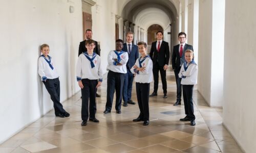 Gruppenbild von Florianer Sängerknaben und Lehrern