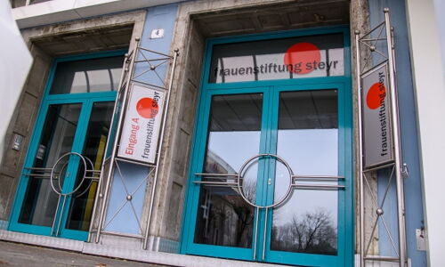 Man sieht den Eingang zur Frauenstiftung Steyr