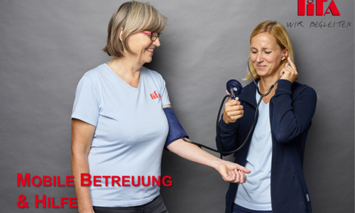 Auf dem Bild sieht man eine Frau, die Blutdruck bei einer anderen Frau misst.