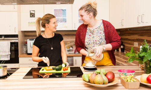 2 junge Frauen kochen miteinander